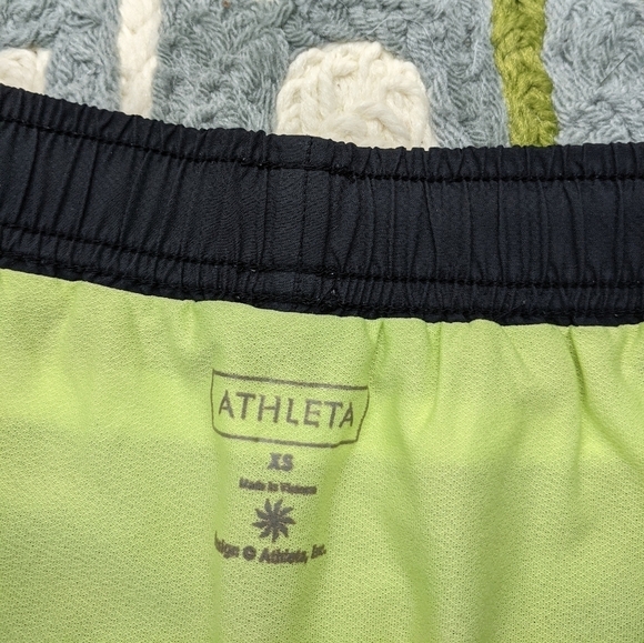 Athleta Hana Running Gray Floral Print Lightweight Shorts Size XS - Picture 3 of 4